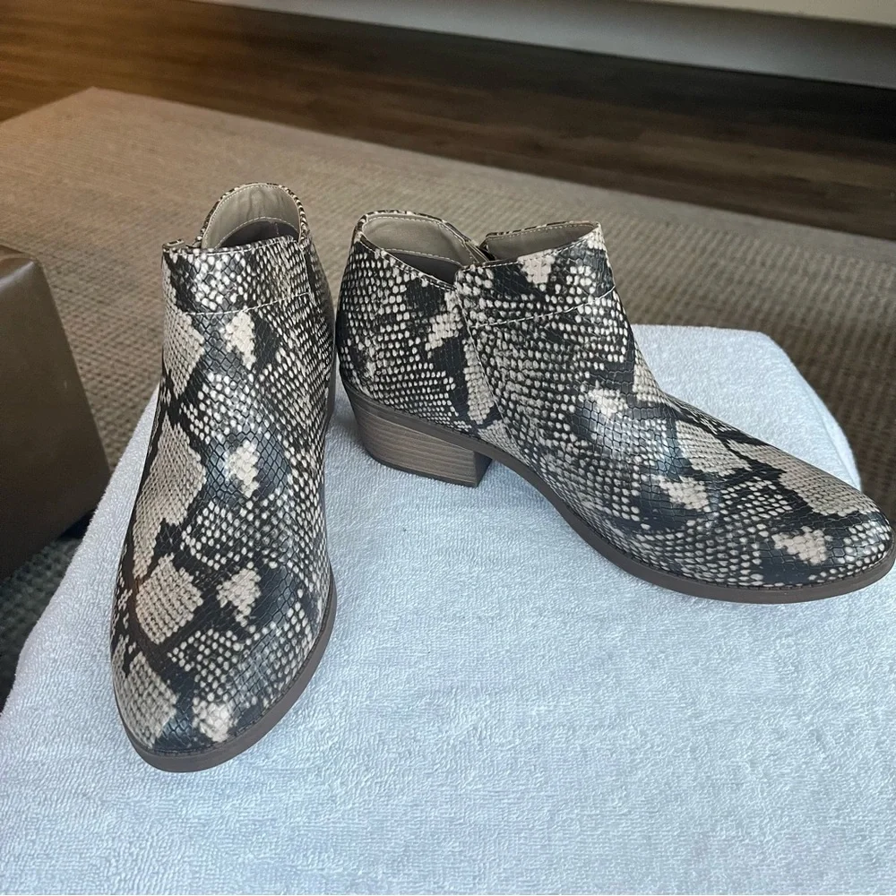 Like New Faux Leather Brown and Cream Snakeskin Design Ankle Boots. Size 10